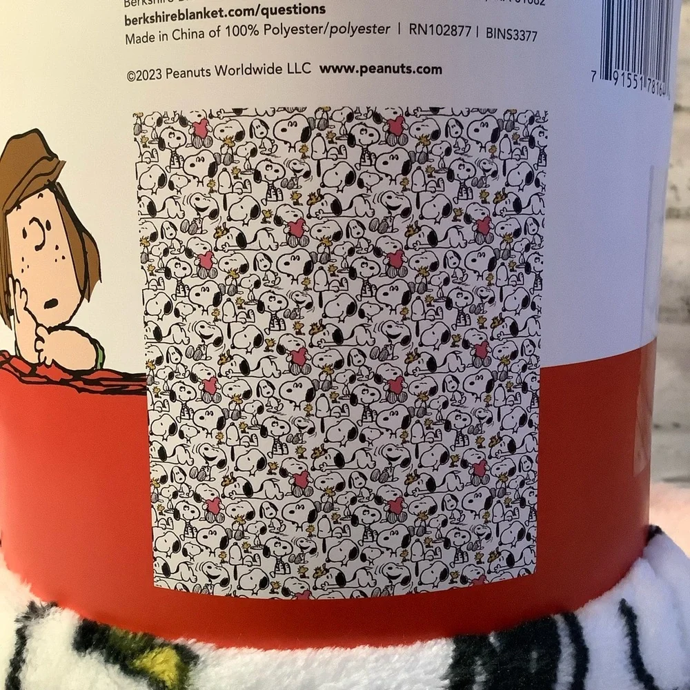 PEANUTS Snoopy & Woodstock Chuckle & Heart Throw